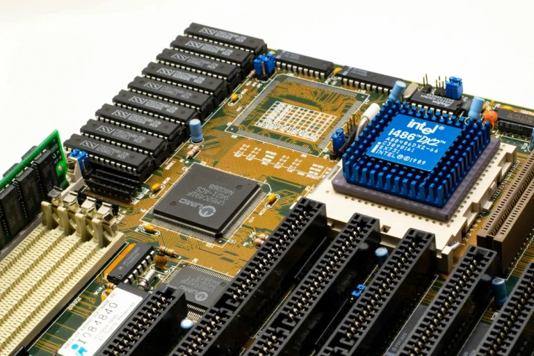 Vintage motherboard with Intel i486 DX2 processor and ISSI memory chips