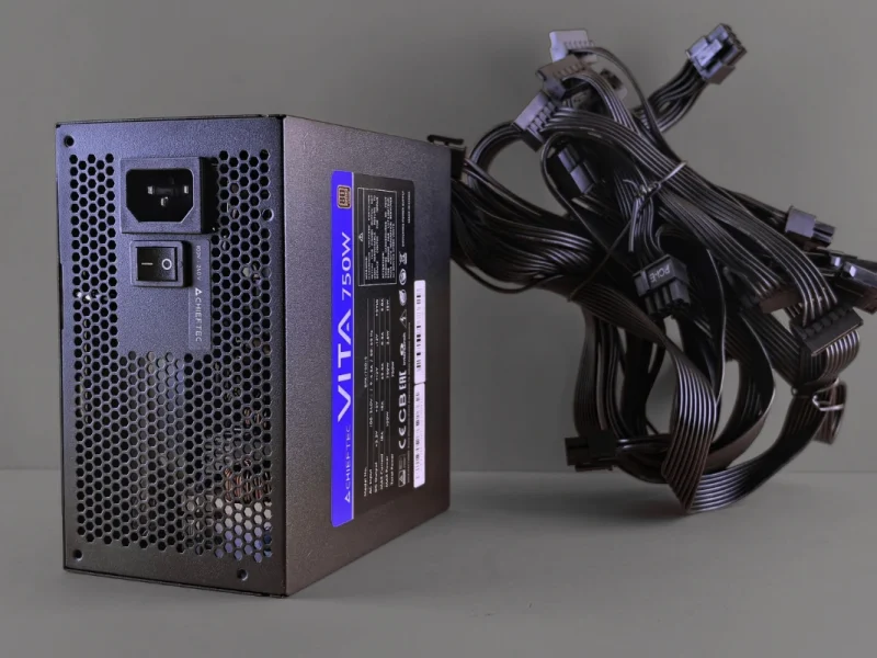 CHIEFTEC VITA 750W power supply unit with bundled cables and visible technical specifications.
